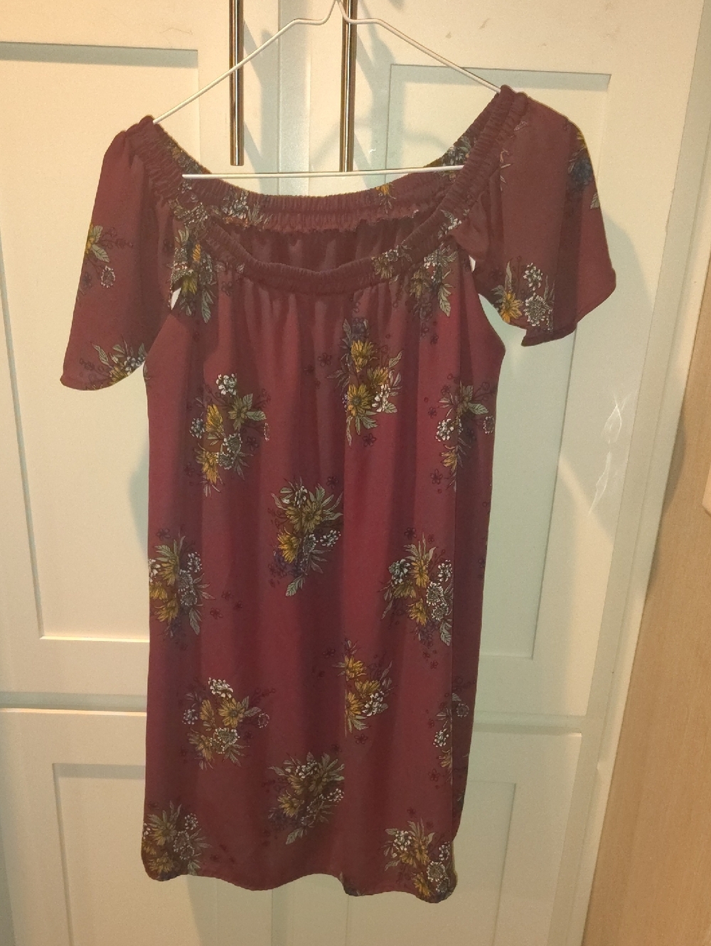 Source Unknown Burgundy Floral Off-Shoulder Top